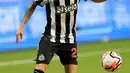 Menjelang turun minum, tepatnya pada menit ke-45+4, Newcastle mampu menyamakan kedudukan melalui Miguel Almiron. Skor 1-1 bertahan hingga babak pertama usai. (Kevin C. Cox/Getty Images for Premier League/AFP)