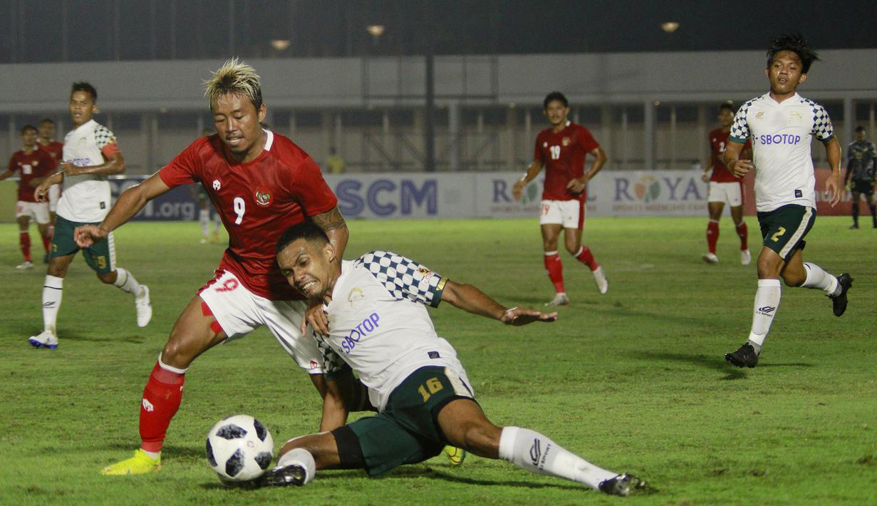 Penyerang Timnas Indonesia, Kushedya Hari Yudo berebut bola dengan pemain Tira Persikabo, Juliyano Pratama. (Foto: Bola.com/M. Iqbal Ichsan)