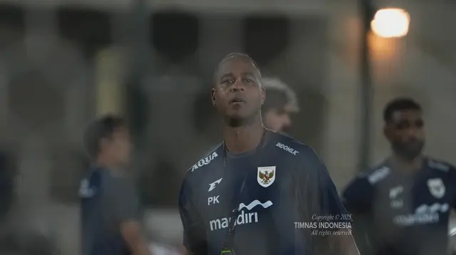 Pelatih Timnas Indonesia, Patrick Kluivert memimpin sesi latihan Skuad Garuda di Jeddah, Arab Saudi, Jumat (3/10/2025). (Dok. Timnas Indonesia)