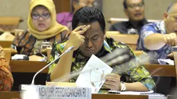 Menteri Perdagangan Rahmat Gobel saat mengikuti rapat dengar pendapat dengan anggota Komisi VI di Senayan, Jakarta, Senin (6/4/2015). Rapat ini membahas tentang dana desa.(Liputan6.com/Andrian M Tunay)