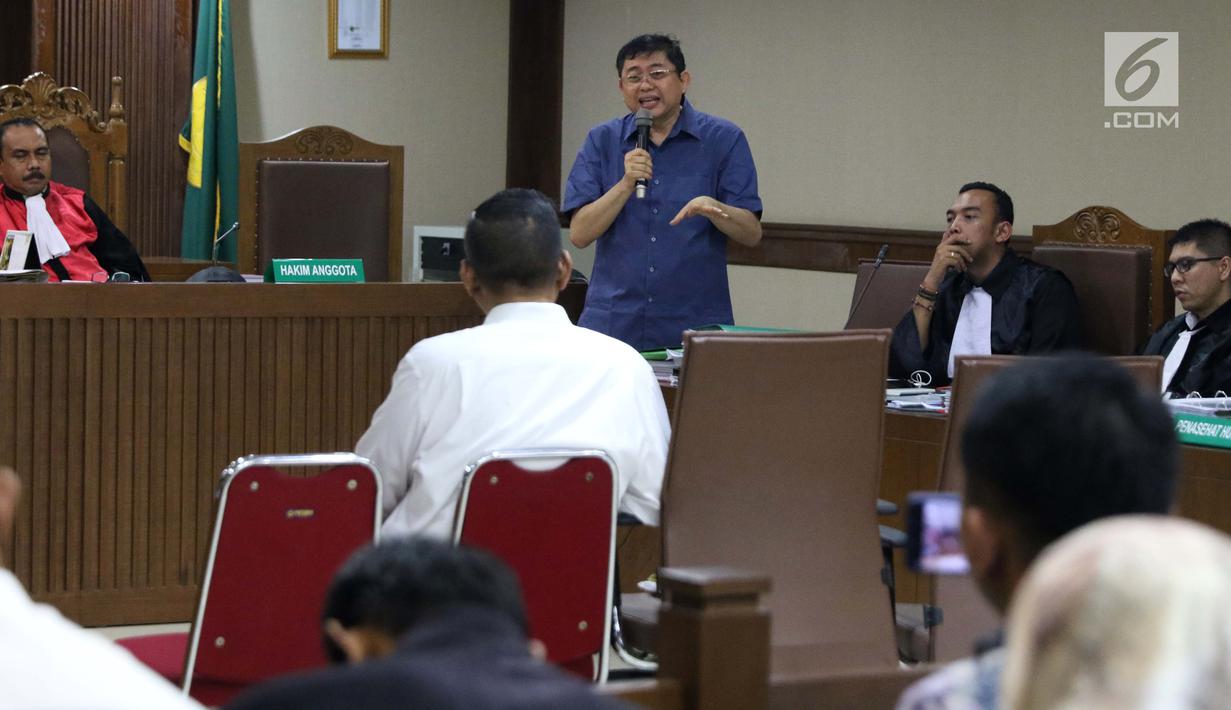 Terdakwa dugaan menghalangi proses penyidikan KPK, Lucas (baju biru) memberi pertanyaan kepada salah satu saksi ahli pada sidang lanjutan di Pengadilan Tipikor, Jakarta, Kamis (21/2). Sidang mendengar dua saksi ahli. (Liputan6.com/Helmi Fithriansyah)