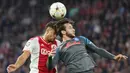 Bek Ajax Amsterdam Devyne Rensch (kiri) melompat untuk berebut bola dengan pemain depan Napoli Khvicha Kvaratskhelia pada matchday ketiga Grup A Liga Champions 2022/2023 di Johan Cruijff ArenA, Rabu (5.10.2022) dini hari WIB. Hasil ini membawa pasukan Luciano Spalletti kukuh di puncak klasemen A. (François WALSCHAERTS / AFP)