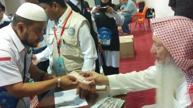 Jemaah Calon Haji Indonesia Terima Wakaf