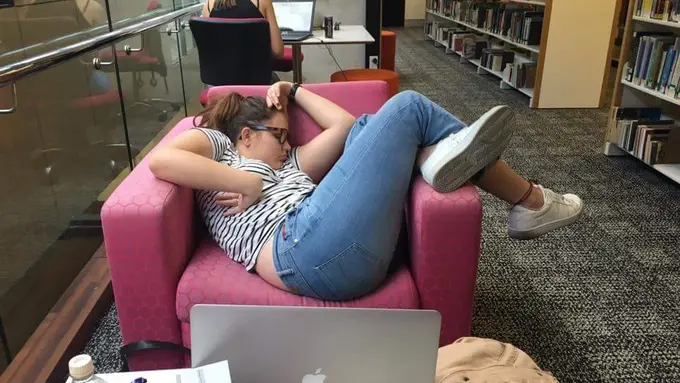 [Bintang] Girls, Jangan Tidur Kayak Cewek Ini Kalau Nggak Mau Jadi Meme!