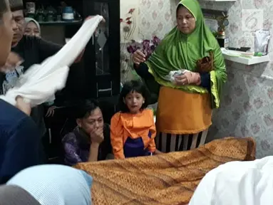 Suasana rumah duka korban dalam kecelakaan maut Karawaci antara truk pengangkut tanah dengan mobil penumpang di kawasan Cibodas Sari, Kota Tangerang, Kamis (1/8/2019). Seperti diketahui, akibat dudga sopir mengantuk, truk bermuatan tanah oleng dan menimpa minibus. (Liputan6.com/Pramita Tristiawati)