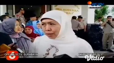 Pesawat yang mengangkut jenazah Gus Sholah tiba di bandara Juanda pada hari Senin (03/1) pukul 11:30 WIB peti jenazah diterima oleh rombongan Gubernur Jatim, Kapolda dan Pangdam V/Brawijaya dan langsung diangkut menggunakan ambulance ke ponpes Tebuir...