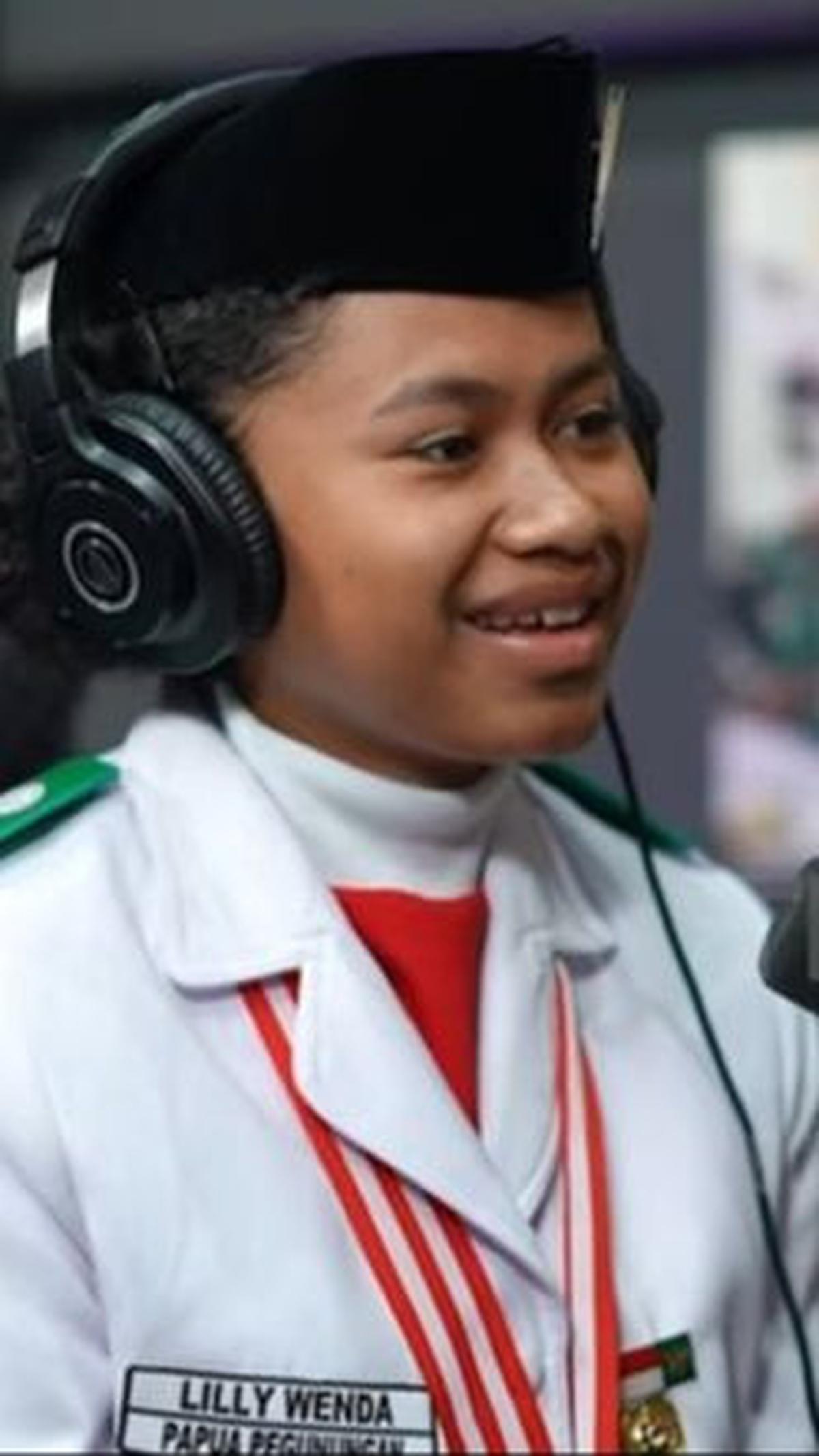 "Rasanya awalnya gugup banget kok ini bisa lepas, tapi di kanan dan kiri kan ada Paspampres terus dibilang jalan aja enggak apa-apa gitu akhirnya ya sudah jalan percaya diri," kata Lilly.