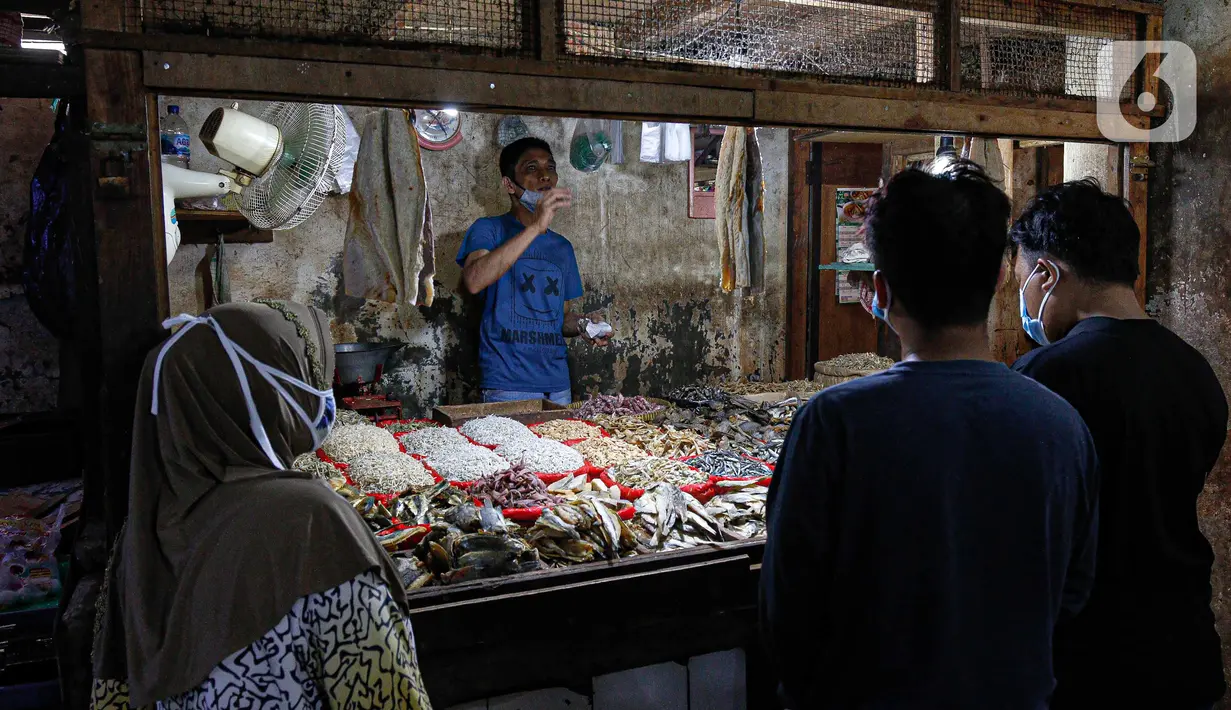 Pedagang melayani pembeli di Pasar Tebet Timur, Jakarta, Rabu (11/8/2021). Pemerintah Provinsi (Pemprov) DKI Jakarta memutuskan untuk menjadikan sertifikat vaksinasi Covid-19 sebagai syarat memasuki berbagai tempat umum, termasuk pasar tradisional. (Liputan6.com/Faizal Fanani)
