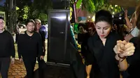 7 Potret Bams Eks Samsons dan Ibu Melayat Hotma Sitompul, Rumah Berdekatan