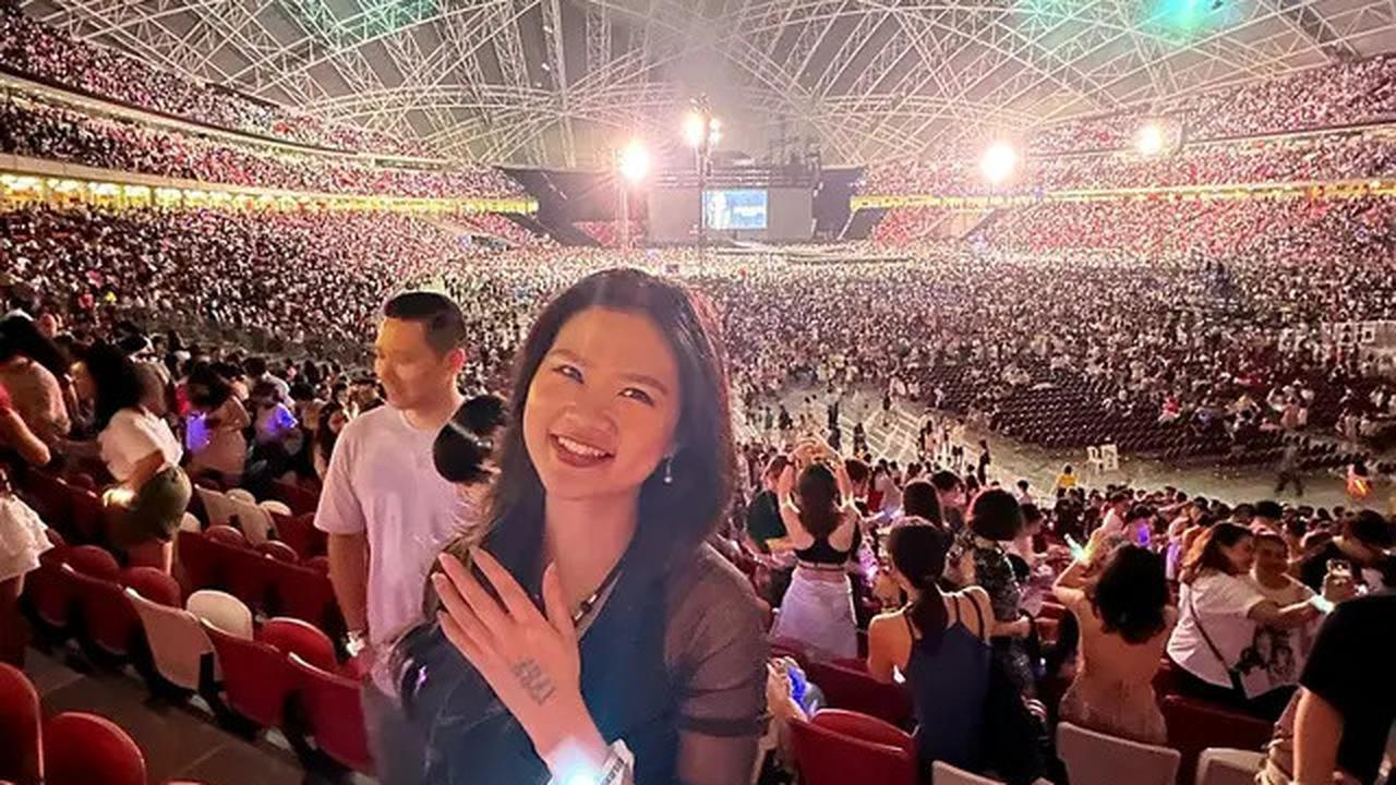 6 Potret Felicia Tissue Kenang Konser Taylor Swift di Singapura, Tepat Setahun Lalu