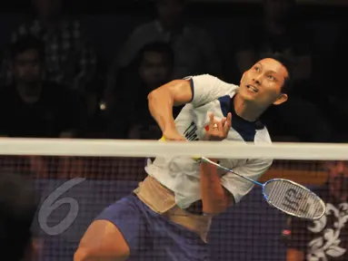 Pebulutangkis, Sony Dwi Kuncoro mengembalikan kok ke pebulutangkis USA Sattawat Pongnairat di turnamen BCA Indonesia Open Superseries Premier 2015 di Jakarta, Selasa (2/6/2015). Sony menang dengan skor 17-21, 21-13, 21-2. (Liputan6.com/Andrian M Tunay)