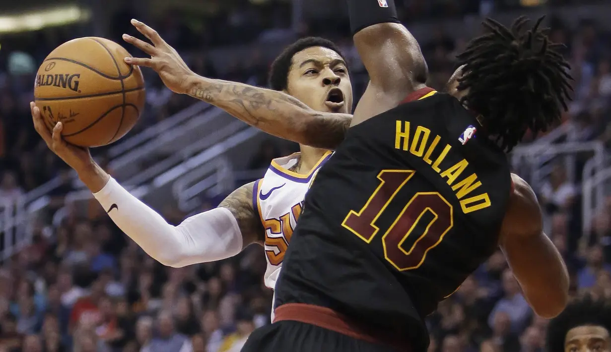 Pebasket Cleveland Cavaliers, John Holland, menghadang pebasket Phoenix Suns, Tyler Ulis, pada laga NBA di Talking Stick Resort Arena, Rabu (14/3/2018). Cleveland Cavaliers menang 129-107 atas Phoenix Suns. (AP/Rick Scuteri)