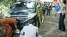 Untuk memudahkan aksi, para perampok mengikat dan menyumpal mulut korban. Mereka membawa kabur emas satu kilogram dan enam telepon genggam milik korban. 