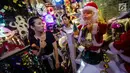 Berbagai pernak-pernik hiasan natal di kawasan Pasar Asemka, Jakarta Barat, Selasa (12/12). Menjelang hari raya Natal 25 Desember, umat Kristiani mulai berburu pernak-pernik untuk menghiasi rumah dan pohon Natal. (Liputan6.com/Faizal Fanani)