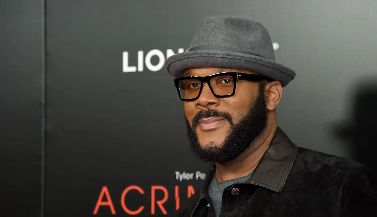 Tyler Perry menjadi pembuat   film tersukses di Hollywood.   Namun ia pernah tidur di mobil   dan menjadi gelandangan. (JAMIE   MCCARTHY / GETTY IMAGES NORTH   AMERICA / AFP)