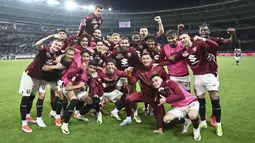 Para pemain Torino merayakan kemenangan atas AC Milan pada pekan ke-37 Serie A di Stadion Olimpico Grande Torino, Minggu (19/5/2024). (Alberto Gandolfo/LaPresse via AP)