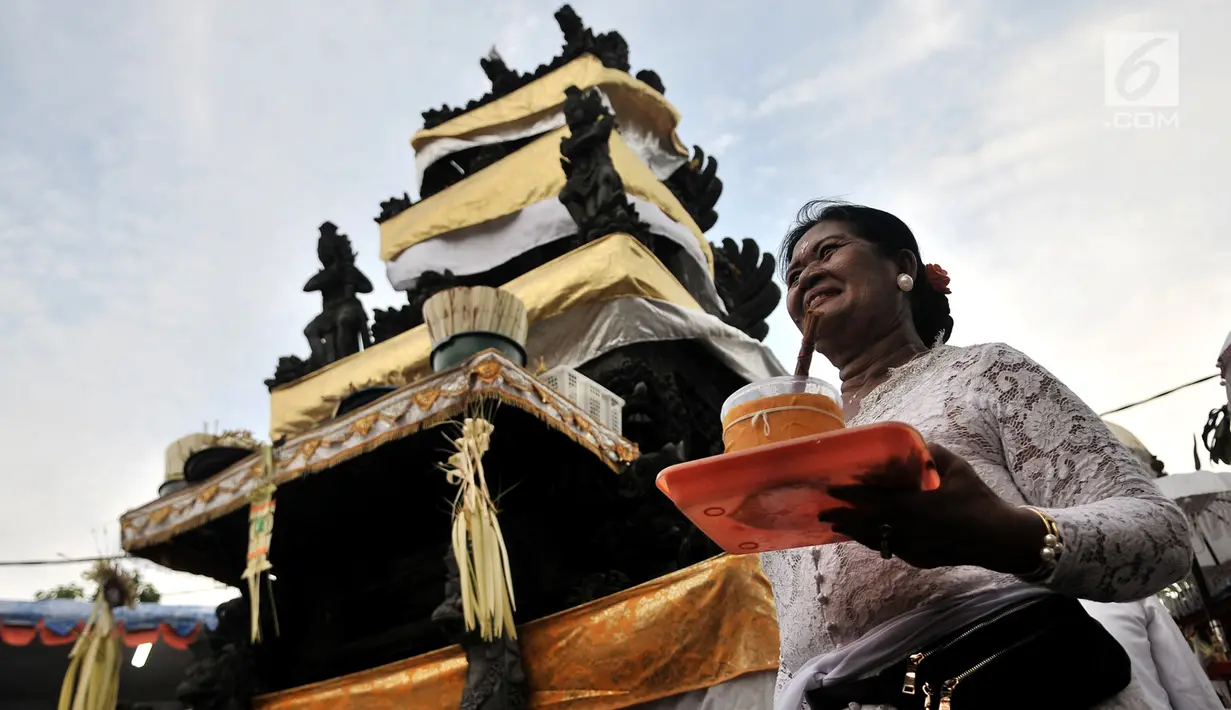 Umat Hindu membawa air suci seusai berdoa bersama pada upacara Melasti di Pura Segara, Cilincing, Jakarta, Minggu (3/3). Melasti merupakan upacara penyucian diri untuk menyambut Hari Raya Nyepi. (merdeka.com/Iqbal S Nugroho)