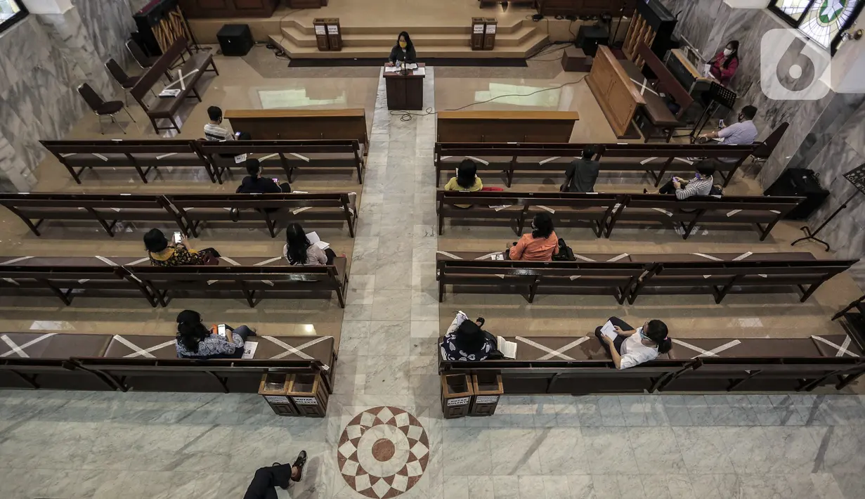 Sejumlah orang beribadah dengan menerapkan protokol kesehatan di Gereja Protestan Indonesia Bagian Barat (GPIB) Effatha, Jakarta, Sabtu (4/7/2020). GPIB Effatha menerapkan protokol kesehatan seiring kembali dibukanya gereja tersebut untuk ibadah di tengah pandemi COVID-19. (Liputan6.com/Johan Tallo)