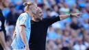 Pelatih Manchester City, Pep Guardiola memberi instruksi kepada Erling Haaland sebelum dimasukkan sebagai pemain pengganti menghadapi Chelsea pada laga pekan ke-37 Liga Inggris 2022/2023 di Etihad Stadium, Manchester (21/5/2023). (AP Photo/Jon Super)