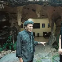 Penyanyi Rhoma Irama masih kerap terlihat di layar kaca. Selain dikenal dengan julukan Raja Dangdut, pemilik nama Raden Haji Oma Irama itu juga seorang aktor. Berkarir sejak tahun 1958, berikut potret rumah dan studionya yang sangat luas. [Youtube/AH]