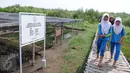 Pelajar berwisata di kawasan hutan mangrove Karangsong, Indramayu, Jawa Barat, Jumat (15/1). Kawasan tersebut merupakan Mangrove Center di Jawa Barat yang memiliki lebih dari 15.000 pohon bakau yang ditanam sejak 2010. (Liputan6.com/Helmi Afandi)