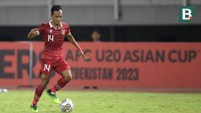 <p>Pemain Timnas Indonesia U-20, Robi Darwis saat pertandingan Grup F Kualifikasi Piala Asia U-20 2023 melawan Timnas Vietnam U-20 di Stadion Gelora Bung Tomo, Surabaya, Minggu (18/9/2022). (Bola.com/Ikhwan Yanuar)</p>