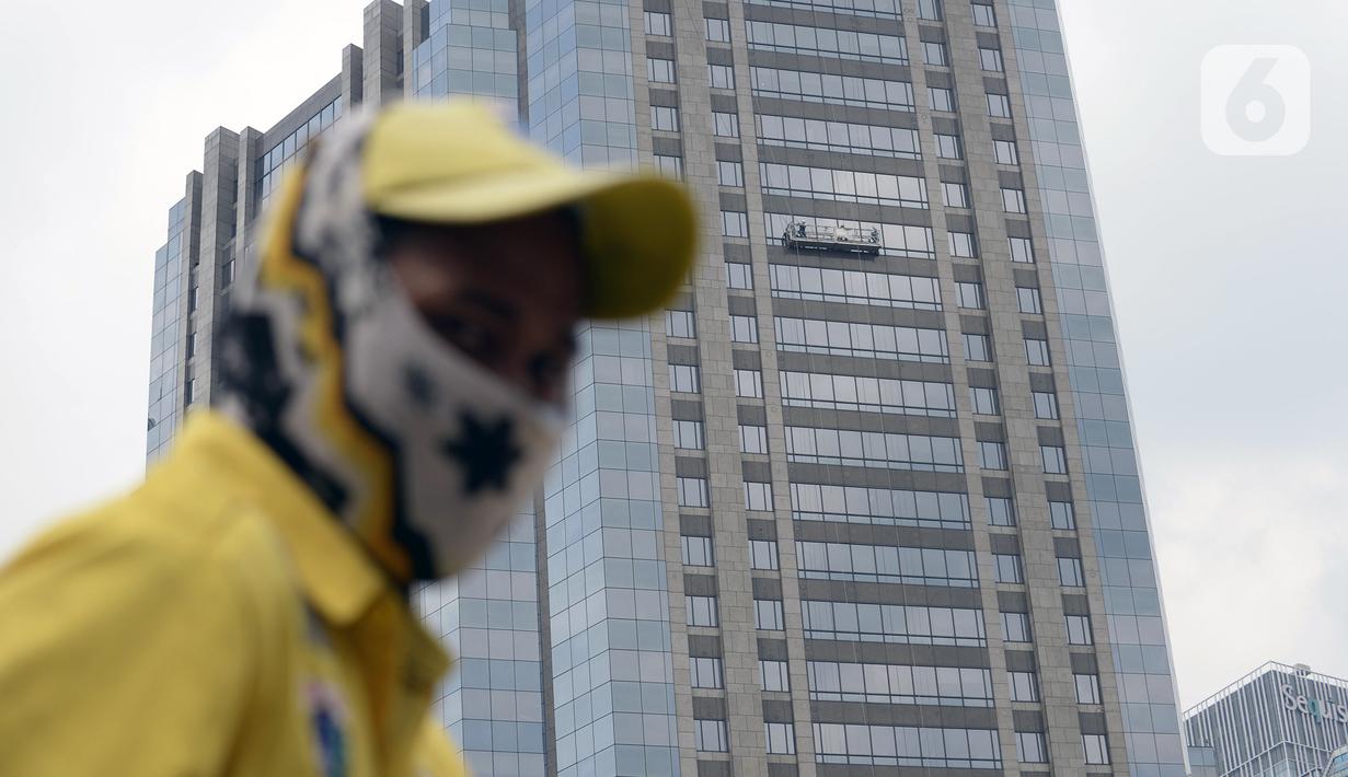 Pekerja membersihkan kaca gedung bertingkat di kawasan Sudirman Central Business District (SCBD), Jakarta, Senin (8/6/2020). Hampir tiga bulan kebijakan work from home (WFH) akibat pandemi COVID-19, banyak gedung bertingkat tidak terawat hari ini mulai dibersihkan. (merdeka.com/Dwi Narwoko)