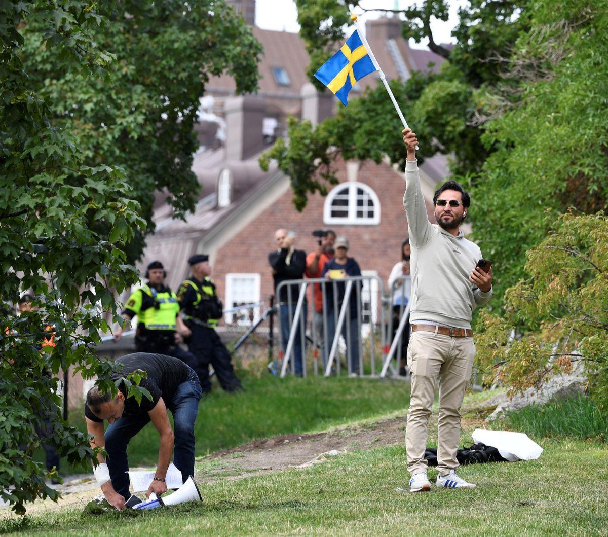 Salwan Momika, seorang pria yang membakar Alquran di depan masjid Stockholm, Swedia, ketika perayaan Iduladha pada Juni 2023 lalu, kembali berulah. Dia menggelar protes dengan menistakan kitab suci Alquran di depan Kedubes Irak, Stockholm, pada Kamis