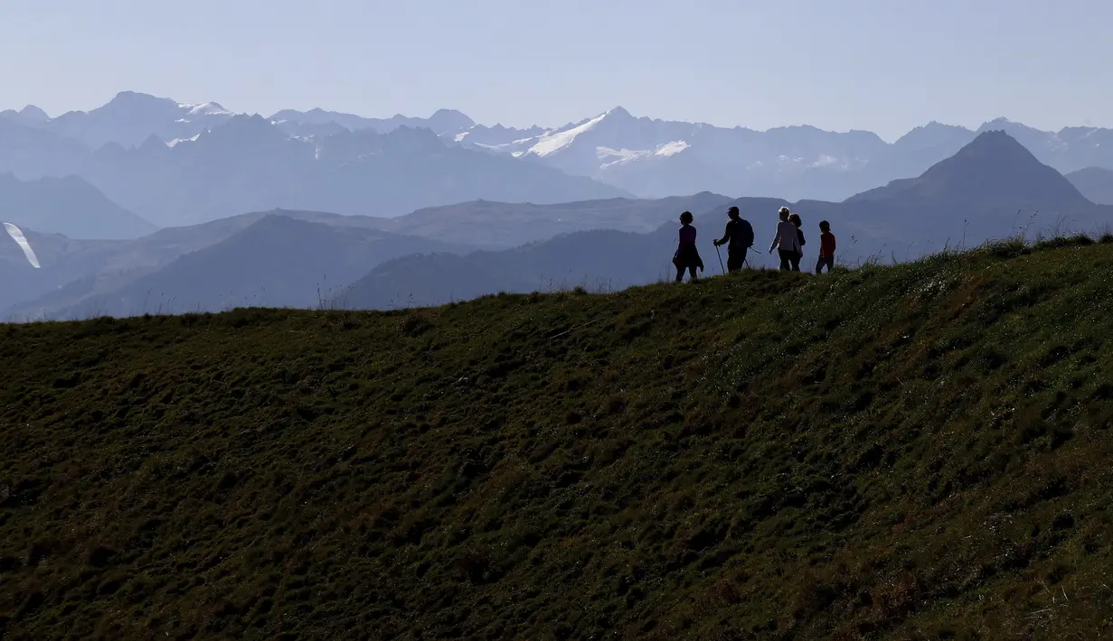 Orang-orang berjalan dari gunung 'Kitzbuheler Horn' (1.996 meter) di pegunungan Alpen dekat Kitzbuhel, Austria (27/10/2019). Kitzbühel adalah salah satu resor olahraga musim dingin terkenal di Austria, yang terletak di antara Hahnenkamm dan Kitzbühler Horn. (AP Photo/Matthias Schrader)
