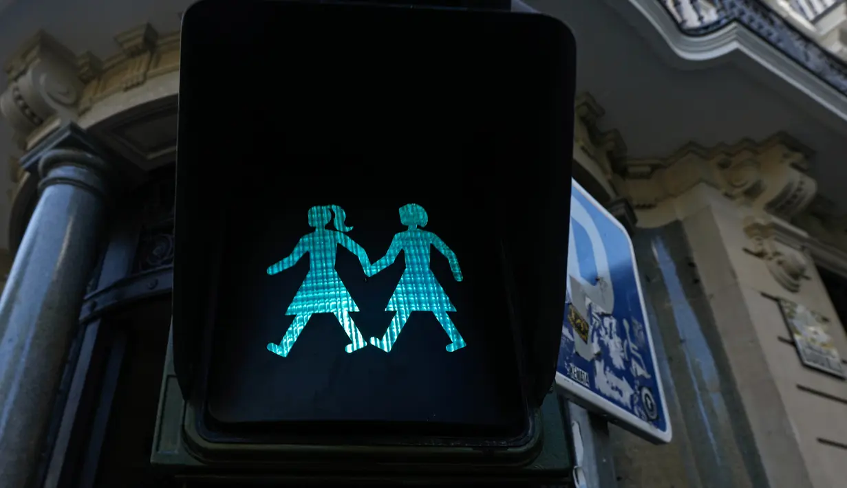 Lampu lalu lintas untuk pejalan kaki berlambang pasangan lesbian di Madrid, Spanyol, Selasa (6/6). Madrid memasang lampu lalu lintas khusus pasangan sesama jenis untuk menyambut Festival WorldPride yang akan digelar akhir bulan ini. (OSCAR DEL POZO/AFP)