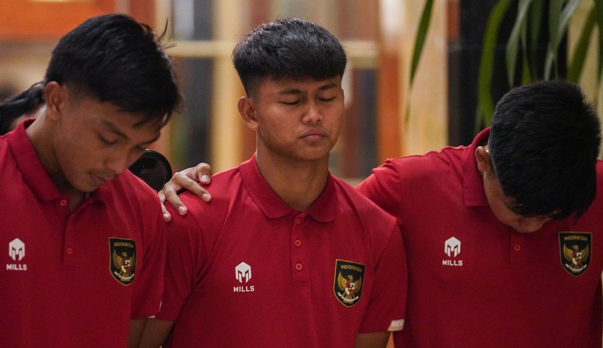Reaksi kecewa pemain Timnas Indonesia U-20, Hokky Caraka dan rekan-rekannya setelah FIFA membatalkan Indonesia sebagai tuan rumah Piala Dunia U-20 2023 pada Rabu (29/03/2023) malam WIB. (Dok. PSSI)