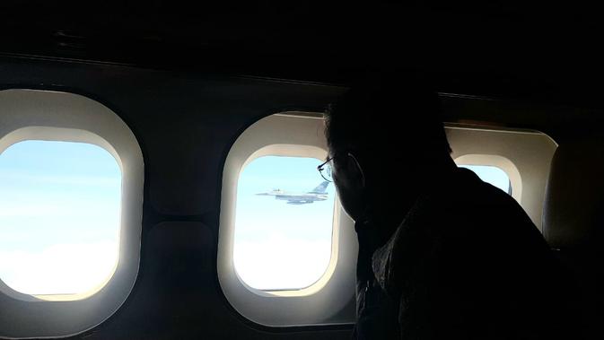 Wakil Presiden Jusuf Kalla menyaksikan pesawat Jet TNI AU yang mengawal perjalanan. (istimewa)