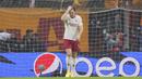 Pemain Manchester United, Harry Maguire, tampak kecewa setelah ditahan imbang Galatasaray pada laga grup A Liga Champions di Stadion Rams Park, Kamis (30/11/2023). Hasil tersebut tidak mengubah posisi kedua tim di klasemen grup A. MU tertahan di posisi buncit sementara Galatasaray bertengger di peringkat dua. (AP Photo)