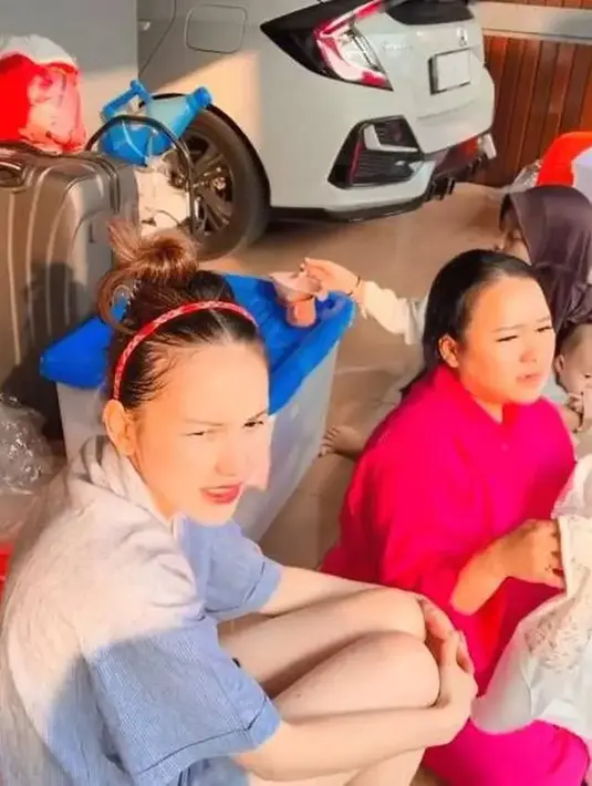 Penampilan sederhana saat sedang di rumah. Tinggal di kawasan padat penduduk, saat ada waktu kosong,ia juga bersosialisasi dengan tetangga. Ngobrol santai bersama orang-orang di lingkungan rumahnya. [Instagram/@ayutingting92]