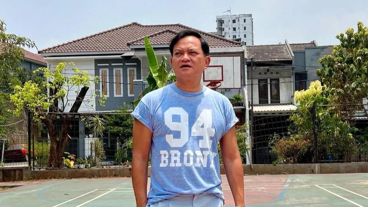Hedi Yunus bukan hanya memiliki satu anak asuh, tetapi tiga anak asuh yang telah ia rawat dan disekolahkannya sejak mereka masih kecil.