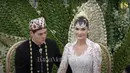 Maxime mengenakan beskap hitam dengan sematan brosch emas, dan Luna Maya kenakan kebaya putih long tailed dengan detail struktur tegas yang begitu cantik. [Foto: TS Media.dok]