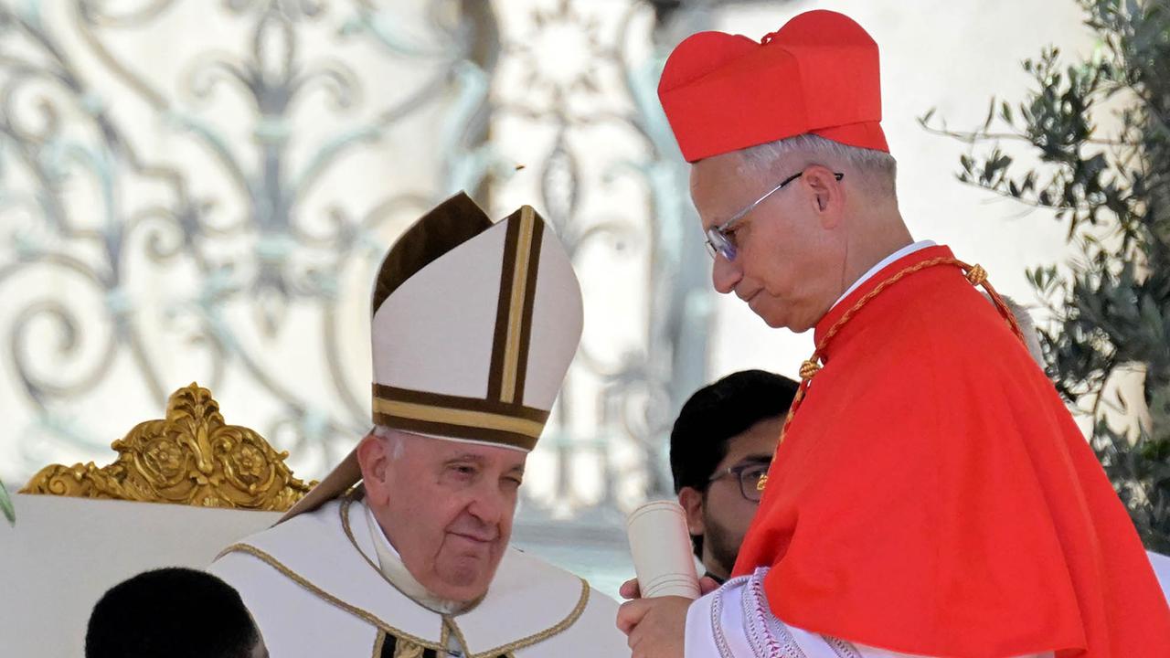 FOTO: Asap Putih Muncul di Kapel Sistina, Robert Prevost Terpilih Jadi Paus Leo XIV