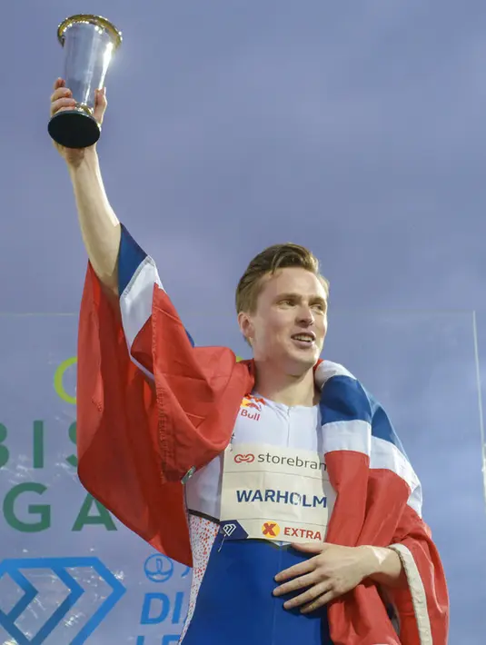 Pelari Norwegia Karsten Warholm melakukan selebrasi usai memenangkan ajang Diamond League di Oslo, Norwegia, Kamis (1/7/2021). Karsten Warholm memecahkan rekor dunia lari gawang 400 meter putra dengan torehan waktu 46,70 detik. (Fredrik Hagen, NTB via AP)