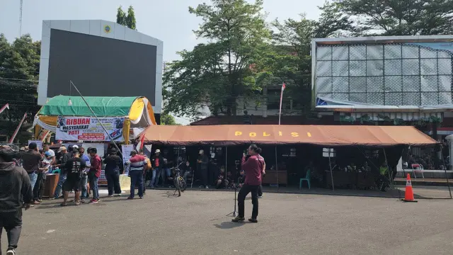 Demo Pati jilid II menjadi aksi serentak kirim surat ke KPK. Begini kondisi di sekitaran Posko massa. Foto dokumentasi Polisi