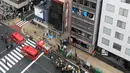 Mobil pemadam kebakaran terlihat di depan sebuah gedung, tempat kebakaran terjadi di Osaka (17/12/2021). Polisi masih menyelidiki penyebab kebakaran lantai empat di bangunan berlantai delapan tersebut. (AFP/STR/Jiji Pers)