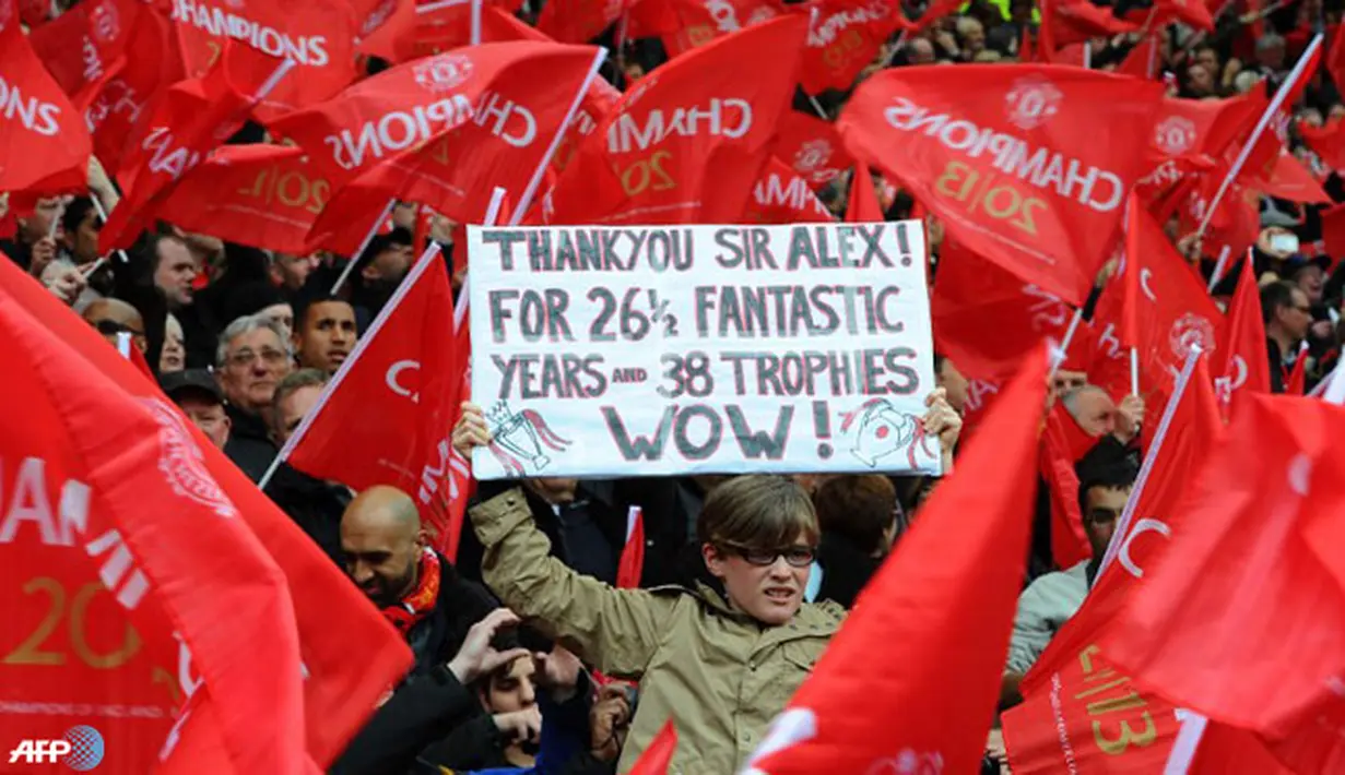 Fans Manchester United Mengucapkan Terima Kasih Kepada Sir Alex Ferguson. (AFP/Andrew Yates)
