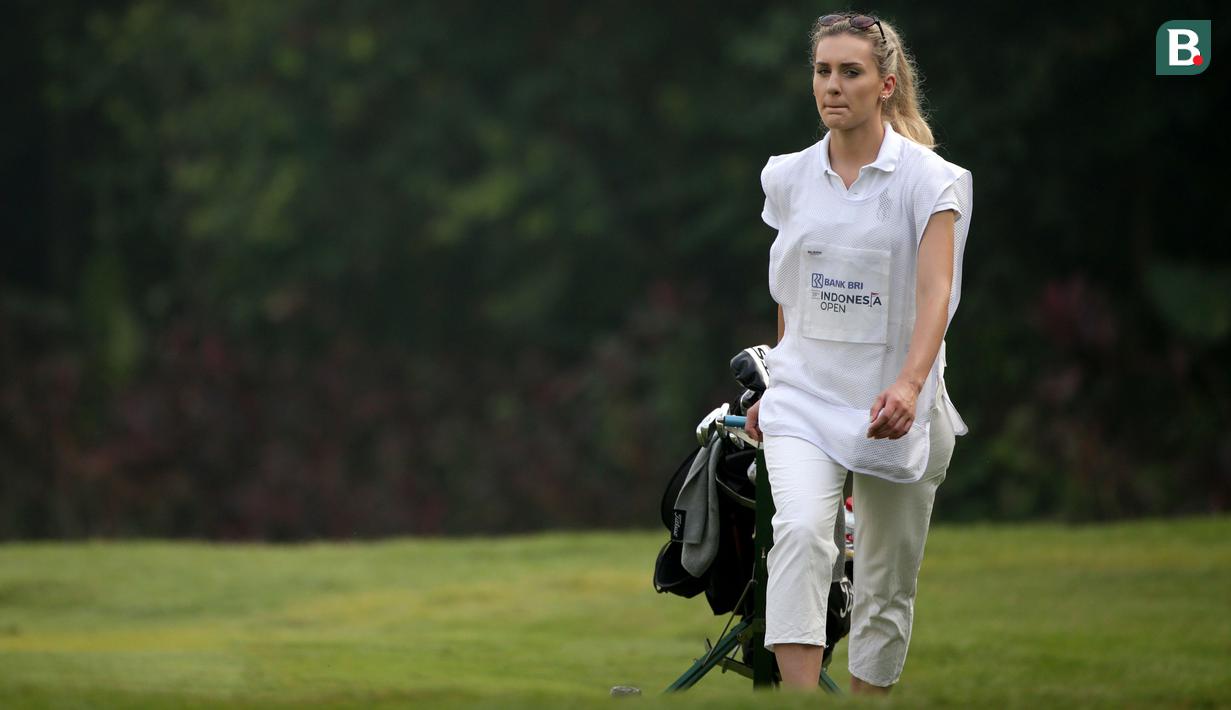 Caddie cantik yang mendampingi Zach Murray pegolf Australia di BRI Indonesia Open 2019. (Bola.com/Peksi Cahyo)