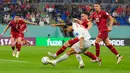 Pemain Swiss Ricardo Rodriguez mencoba mencetak gol ke gawang Serbia pada pertandingan sepak bola Grup G Piala Dunia 2022 di Doha, Qatar, 2 Desember 2022. Swiss melaju ke babak 16 besar Piala Dunia 2022 setelah mengalahkan Serbia dengan skor 3-2. (AP Photo/Martin Meissner)