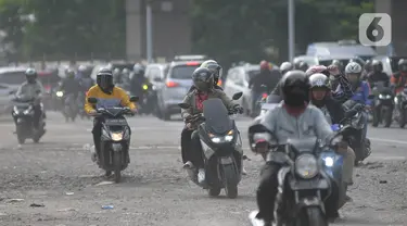 Pengendara saling berebut jalan Kalimalang, Jakarta, Kamis (11/1/2023). (merdeka.com/Imam Buhori)