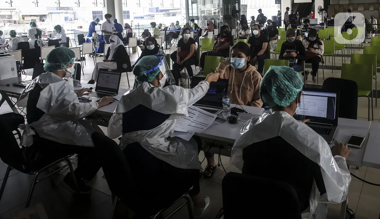 Suasana vaksinasi COVID-19 gratis di Stasiun MRT, Jakarta, Jumat (23/7/2021). Penyuntikan vaksin COVID-19 dosis pertama tersebut menargetkan 1.800 peserta. (Liputan6.com/Johan Tallo)