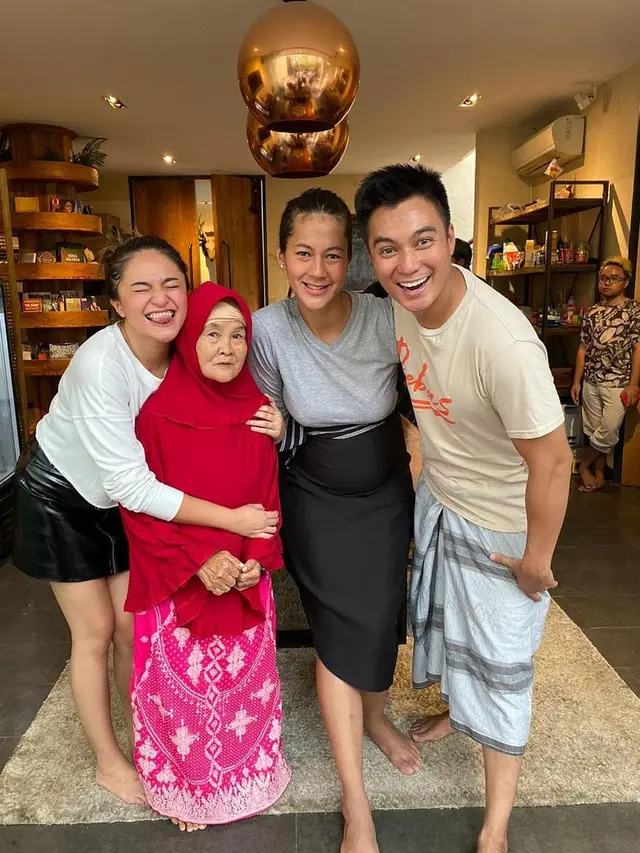 Bak Nenek Kandung, Ini 6 Potret Kedekatan Baim Wong dan Nenek Iro