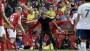 Pelatih Tottenham, Antonio Conte berteriak menginstruksikan pemainnya saat bertanding melawan Nottingham Forest pada pertandingan lanjutan Liga Inggris di di stadion City Ground di Nottingham, Inggris, Minggu (28/8/2022). Tottenham menang atas Nottingham Forest 2-0. (AP Photo/Rui Vieira)