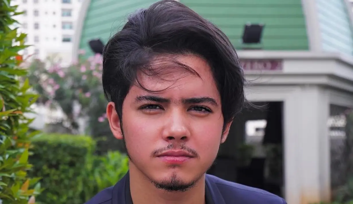 Tahun 2017 jadi masa peralihan Aliando sebagai entertainer. Usai kesuksesan GGS, ia terjun sebagai aktor layar lebar hingga musisi. [Instagram.com/aliandooo]