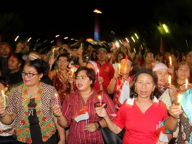 Masyarakat yang tergabung dalam Silent Majority Forum melakukan aksi damai dengan menyalakan lilin di Silang Monas, Jakarta, Kamis (1/6). Mereka mengutuk dengan keras segala bentuk intoleransi, radikalisme, terorisme, dan intimidasi.(Liputan6/JohanTallo)