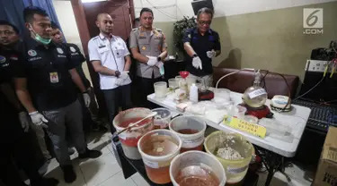 Kapolres Metro Jakarta Barat, Hengky Haryadi menunjukkan barang bukti bahan pembuat sabu di Perum Metland, Cipondoh, Tangerang, Rabu (8/8). Polisi menetapkan satu tersangka Antonius Wongso sebagai pembuat dan distribusi sabu. (Liputan6.com/Fery Pradolo)